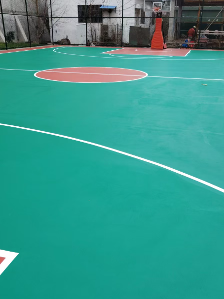 伊犁 球场长期使用易出现地面开裂